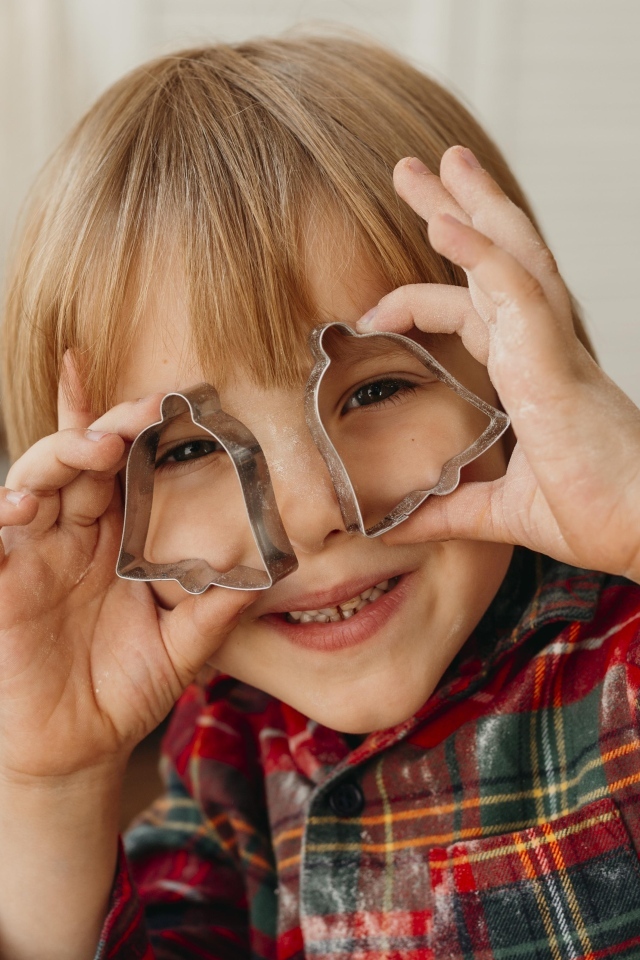 Ребенок с формочками для печенья в руках