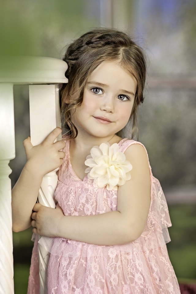 Милая маленькая девочка в розовом платье