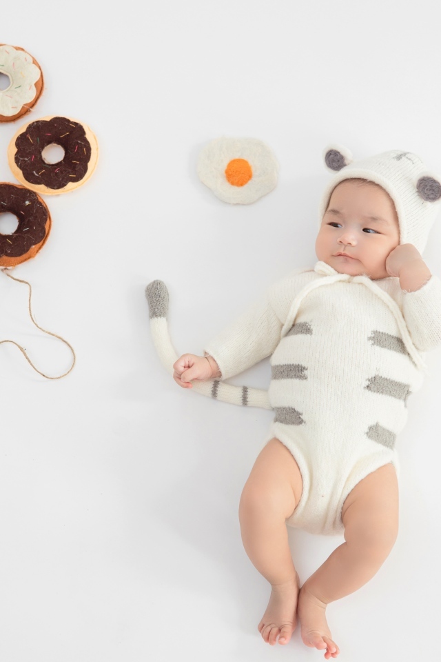 Маленький ребенок с игрушками в форме пончика