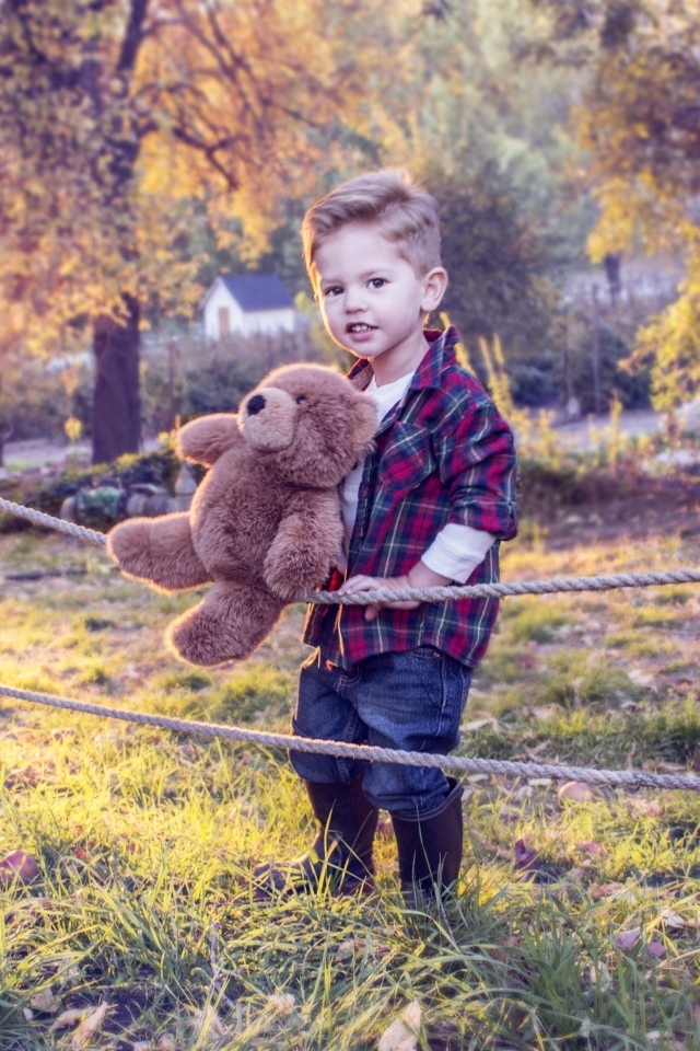 Маленький красивый мальчик с игрушкой