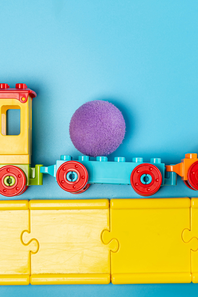 Игрушечный поезд на голубом фоне