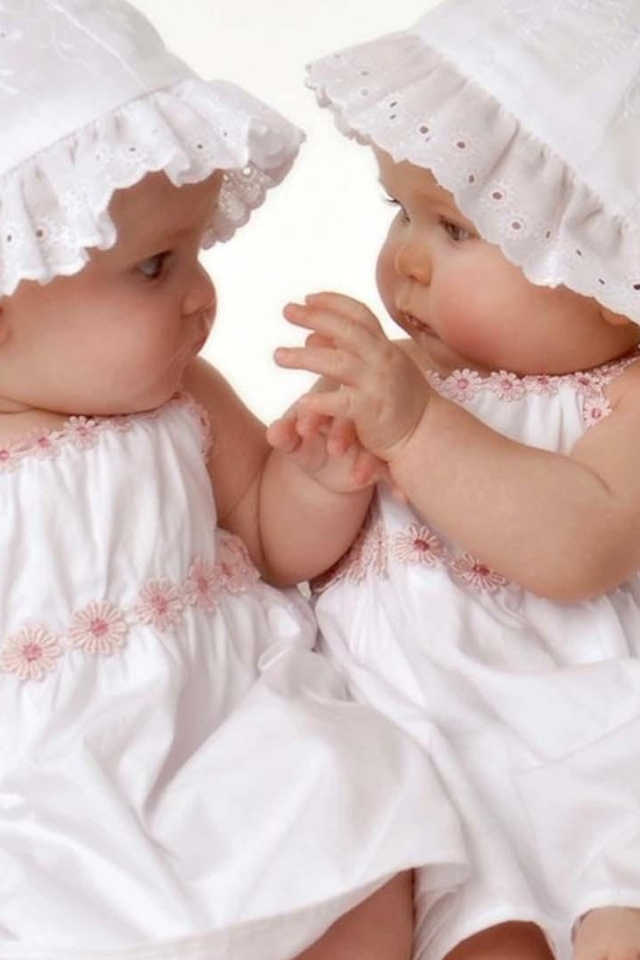 Две маленькие девочки в белых нарядах