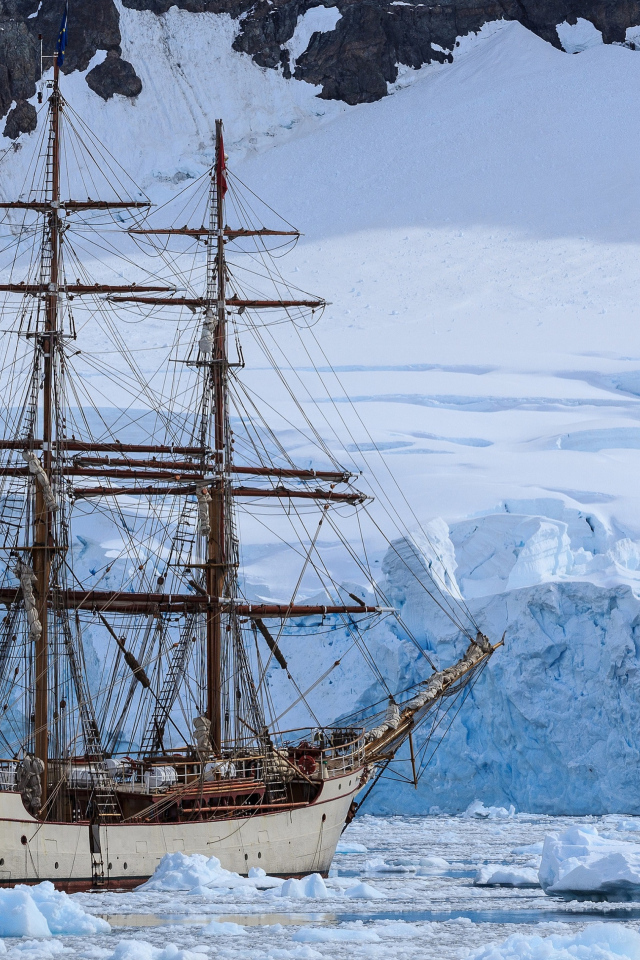 Большое парусное судно в заледеневшем озере