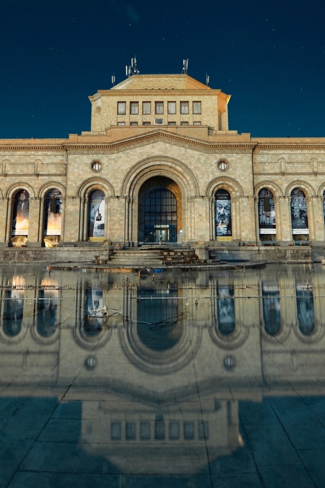 Музей истории Армении в сумерках