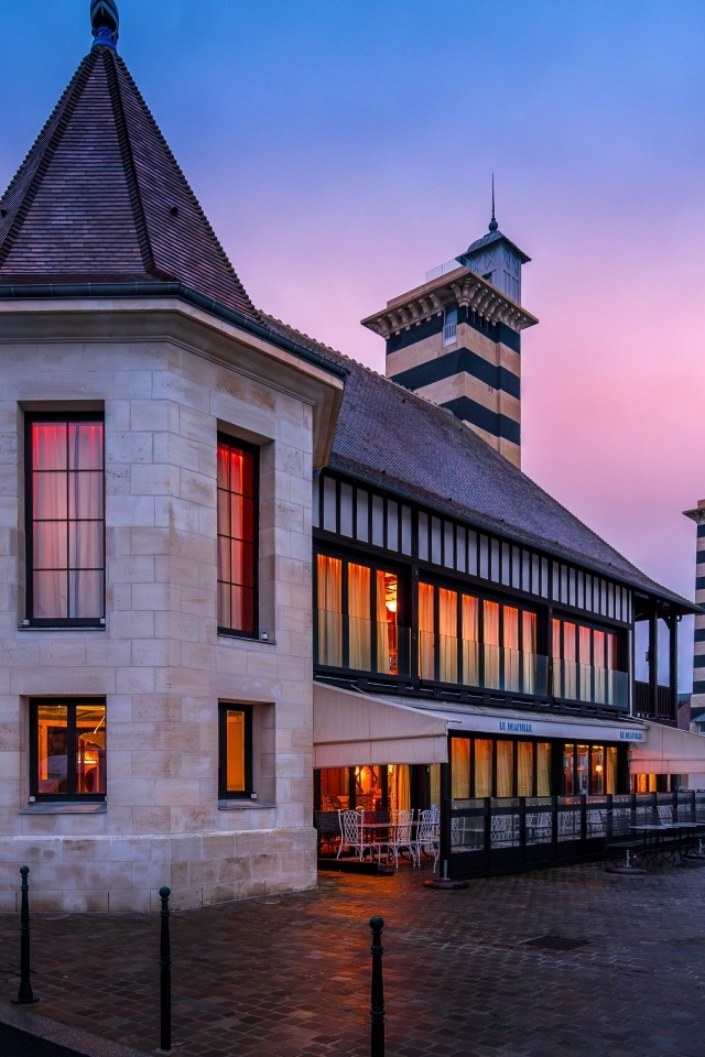 Красивое здание в городе, Франция