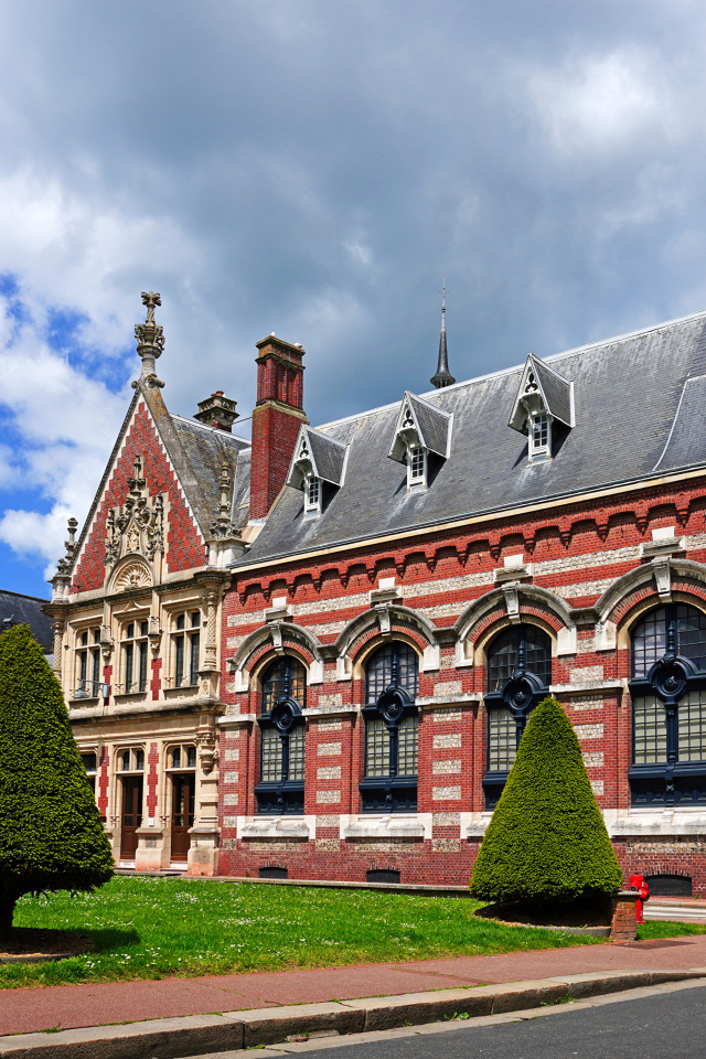 Газон у старинного здания, Франция