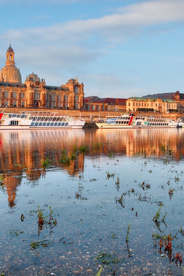 Катера у причала на фоне старинных зданий города Дрезден, Германия