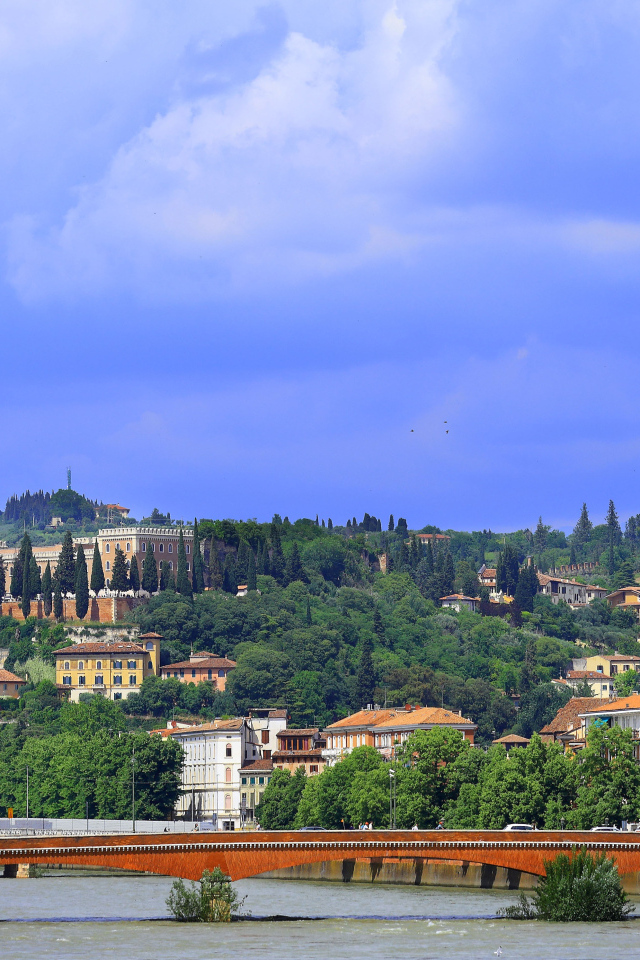 Вид на город и реку с мостом, Италия