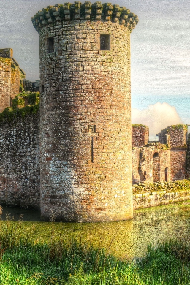 Старинный замок у пруда, Шотландия