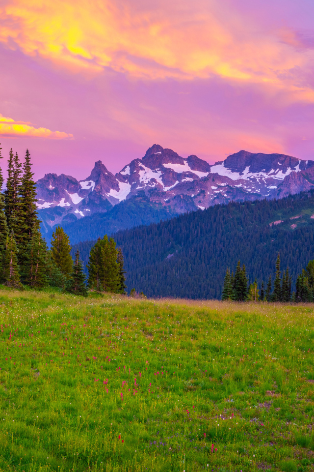 Красный закат в горах, США