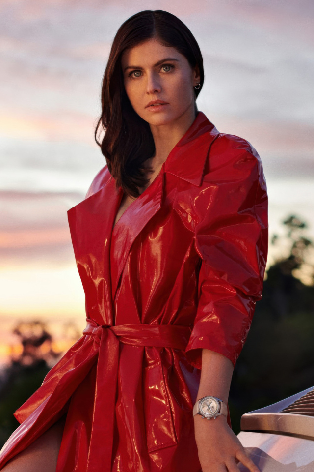 Актриса Александра Даддарио в красном плаще у автомобиля