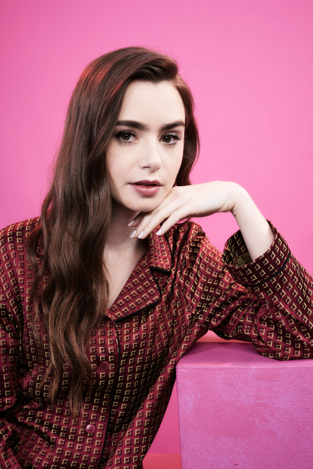 Актриса Лили Коллинз в пижаме в розовой комнате