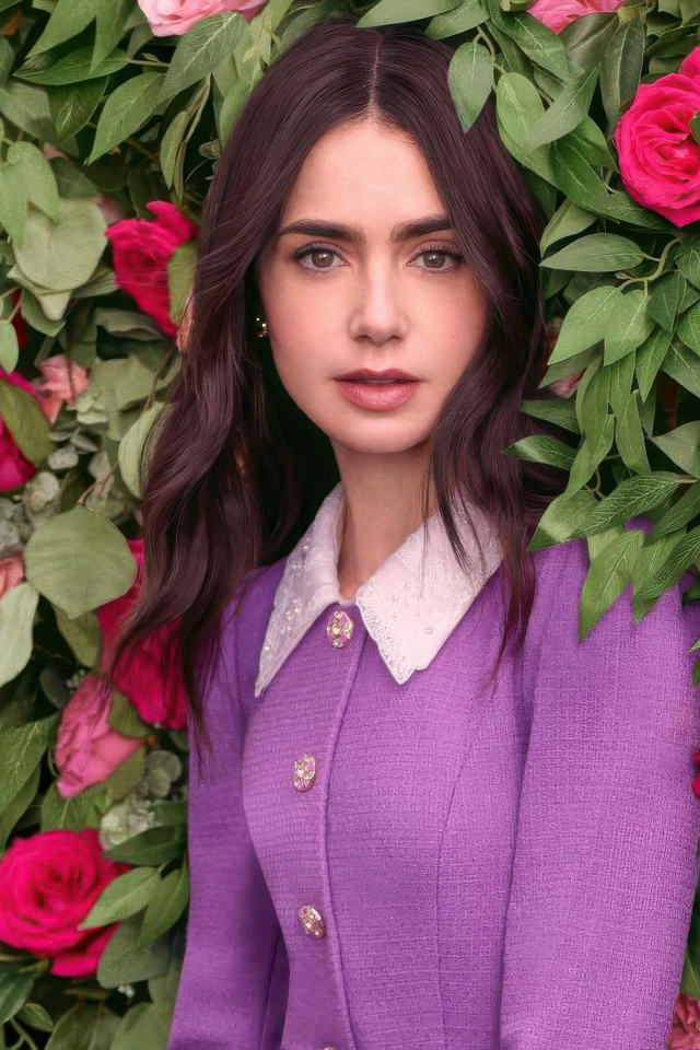 Актриса Лили Коллинз стоит у цветов