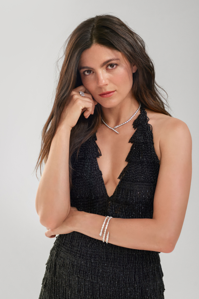 Актриса Моника Барбаро в черном платье на сером фоне