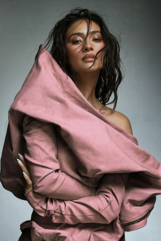 Актриса Шэй Митчелл на сером фоне