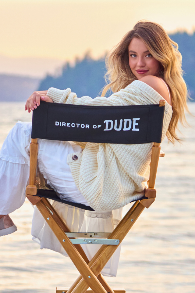 Актриса Сидни Суини сидит на стуле у озера