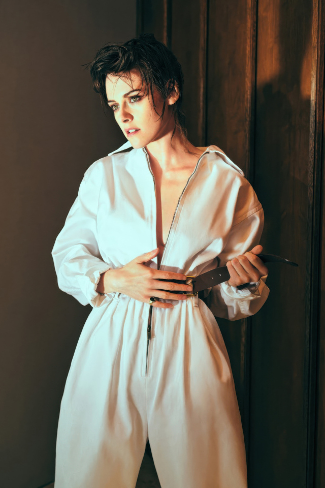 Американская актриса Кристен Стюарт в белом комбинезоне у стены