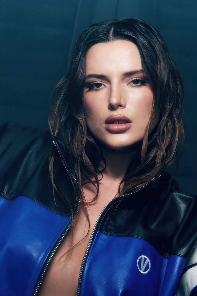 Красивая актриса Белла Торн в кожаной куртке