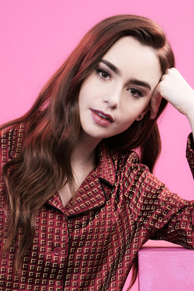 Красивая актриса Лили Коллинз в розовой комнате