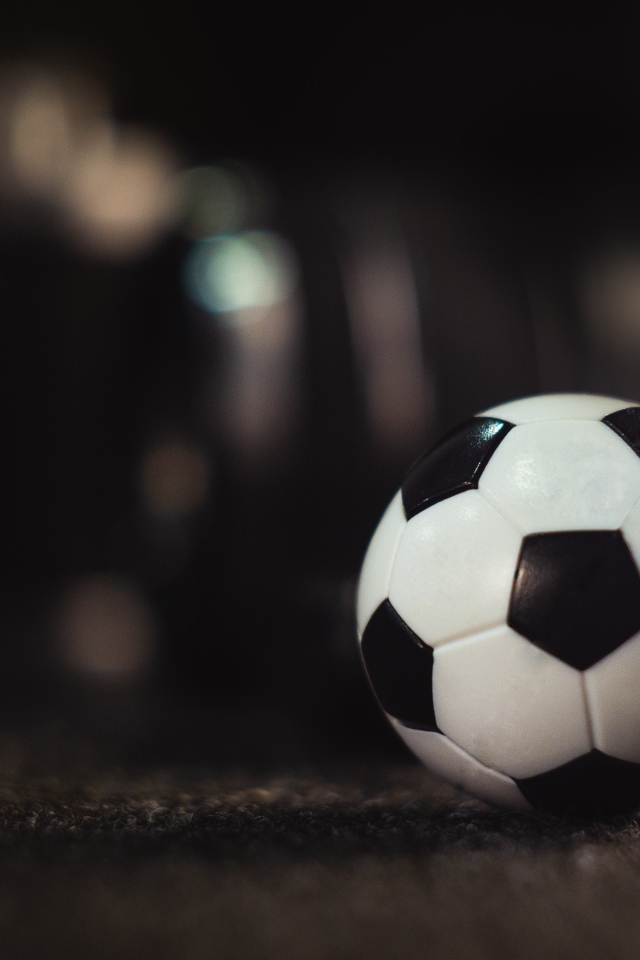 Черно - белый футбольный мяч