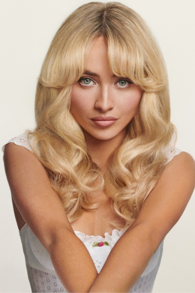 Милая блондинка актриса Сабрина Карпентер на белом фоне