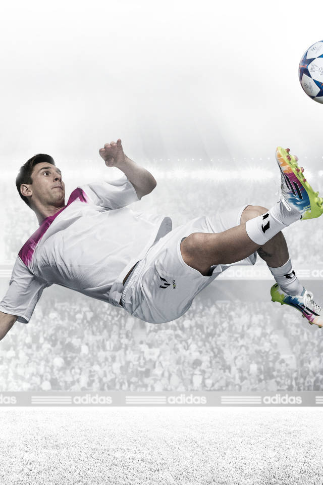 Футболист Месси отбивает мяч