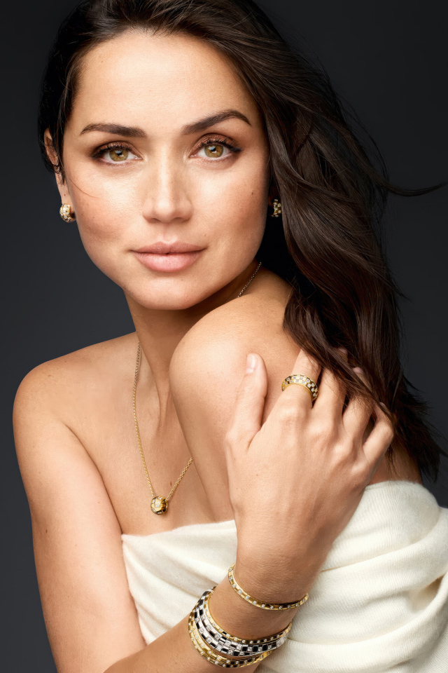 Нежная кареглазая девушка актриса Ана де Армас