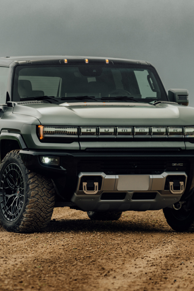 Большой Hummer Electric Pickup на поле