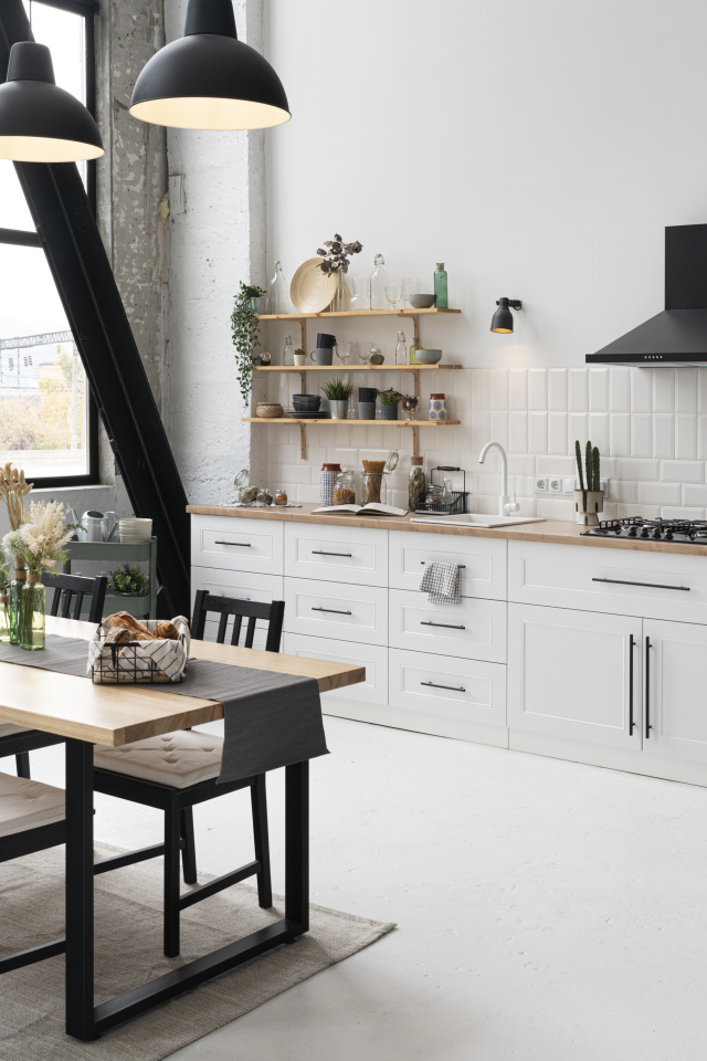 Большая светлая кухня с большим столом