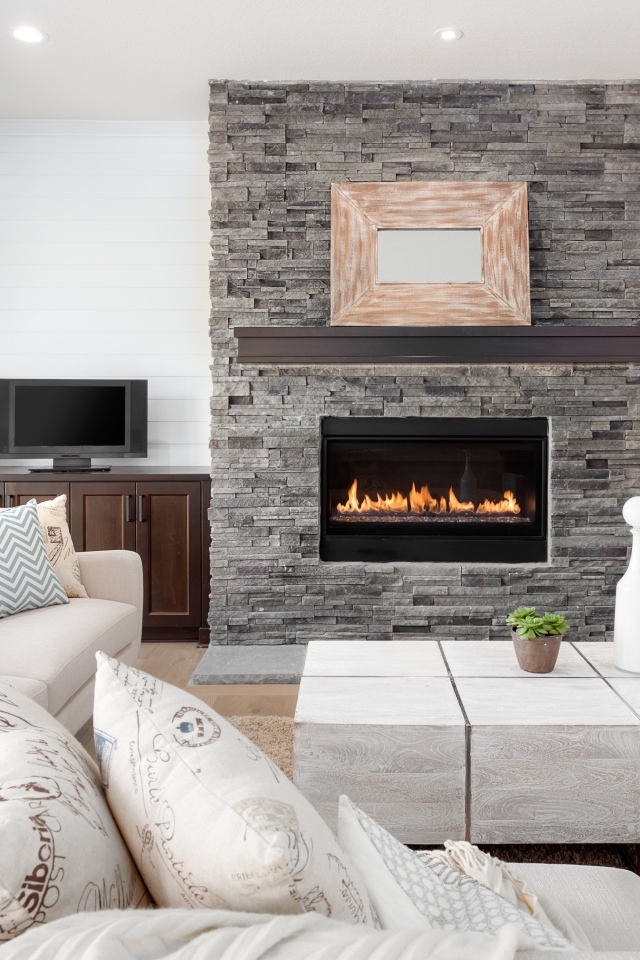 Большая гостиная с камином в современном стиле