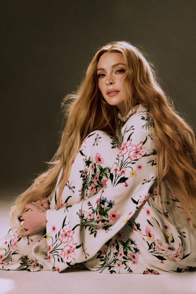 Популярная актриса Линдси Лохан в платье сидит на полу