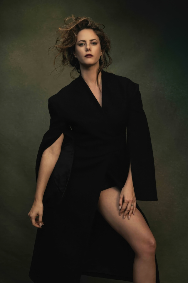 Эффектная актриса Кая Скоделарио в черном наряде