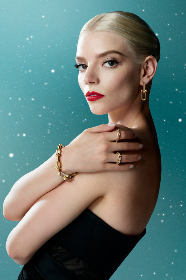 Эффектная блондинка актриса Аня Тейлор-Джой на голубом фоне