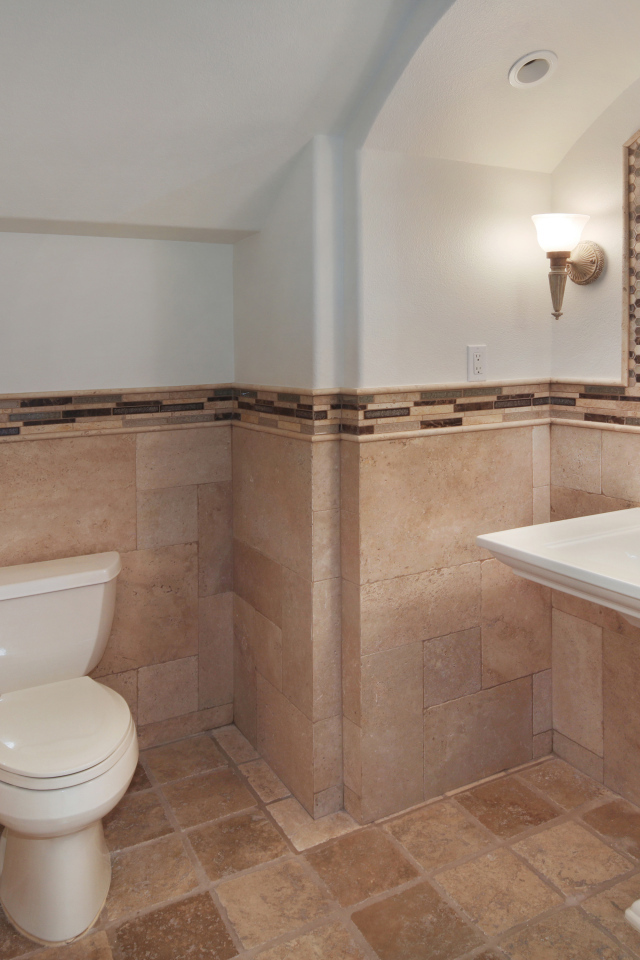 Туалет с зеркалом и раковиной