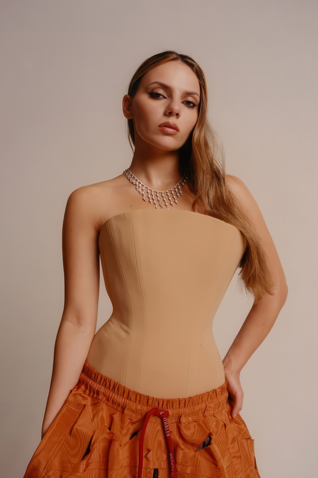 Молодая актриса Дафни Кин на сером фоне