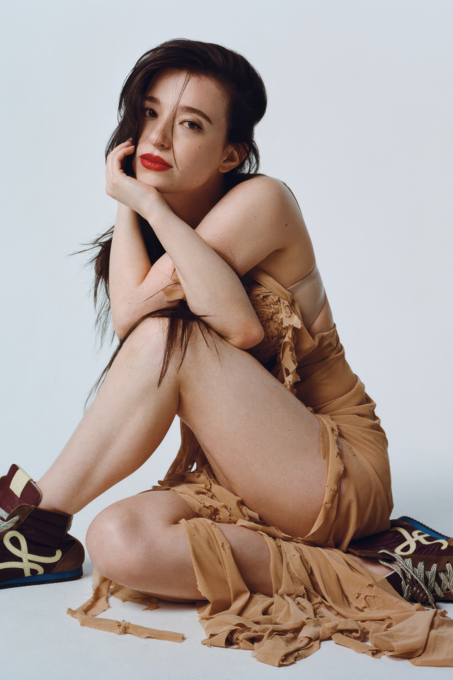 Молодая актриса Майки Мэдисон на сером фоне