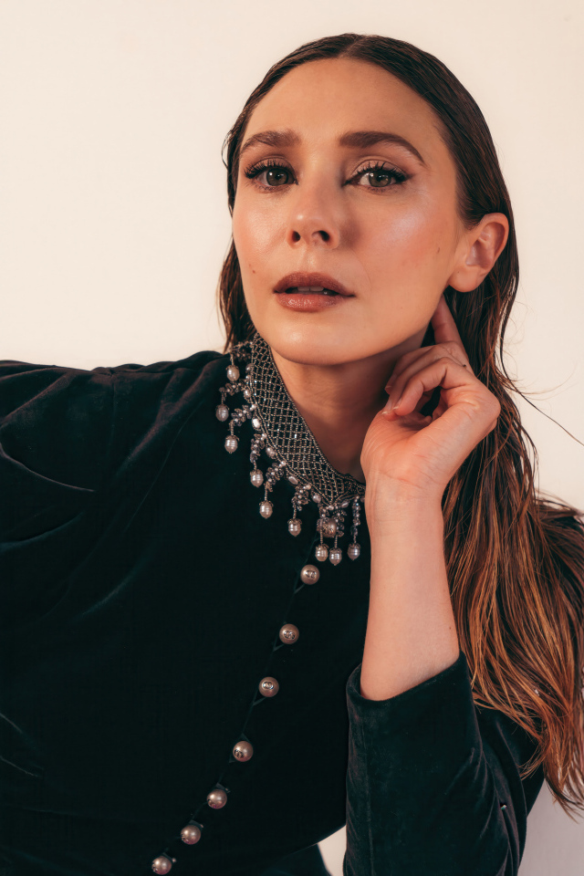 Молодая популярная актриса Элизабет Олсен в красивом наряде