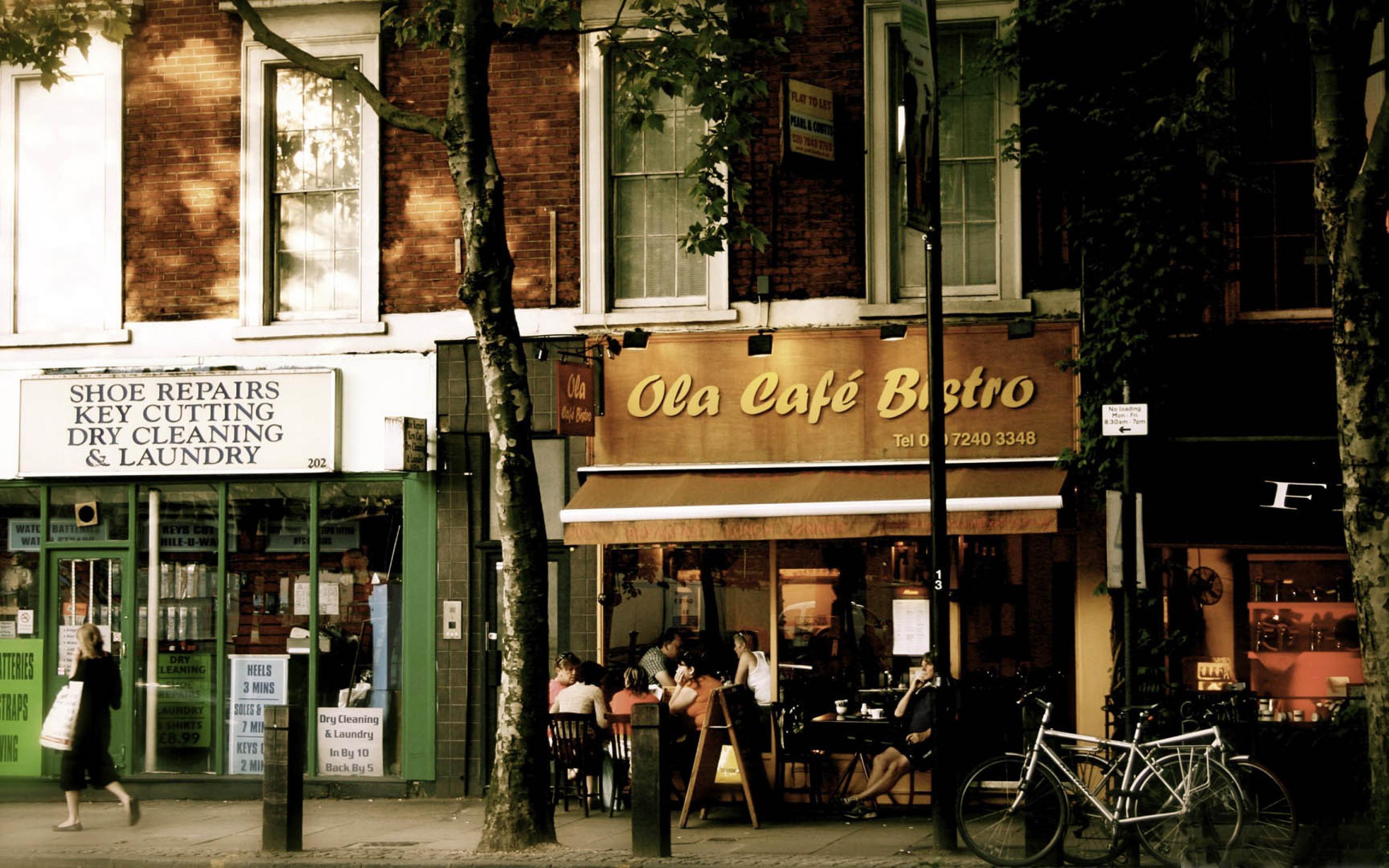 Кафе на улице на телефон. Лондон улочки кафе. Лондон улицы кафе. Грин парк Лондон кофейня.