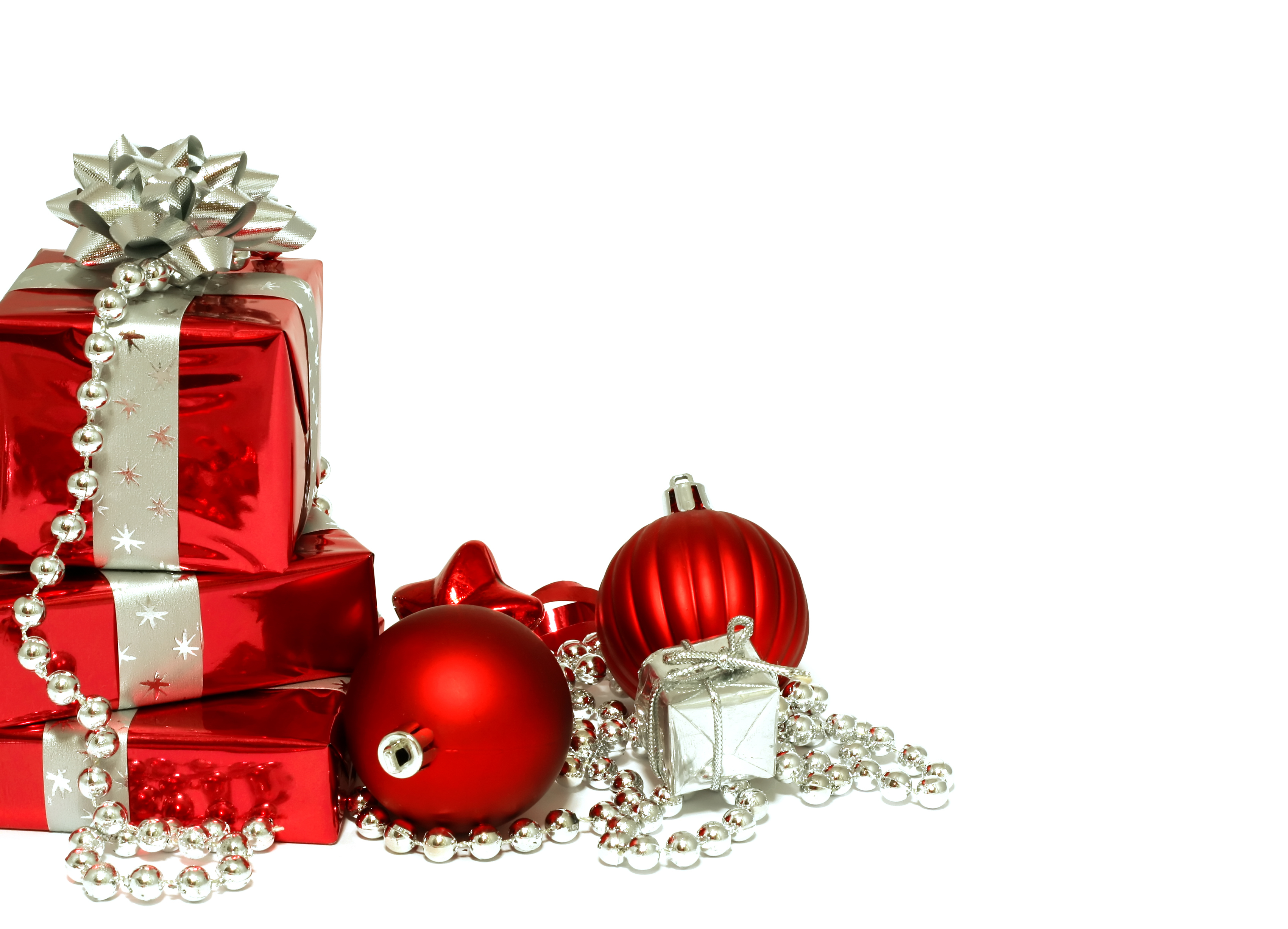 Zastaki.com - Красные подарки и ёлочные игрушки на рождество, белый фон