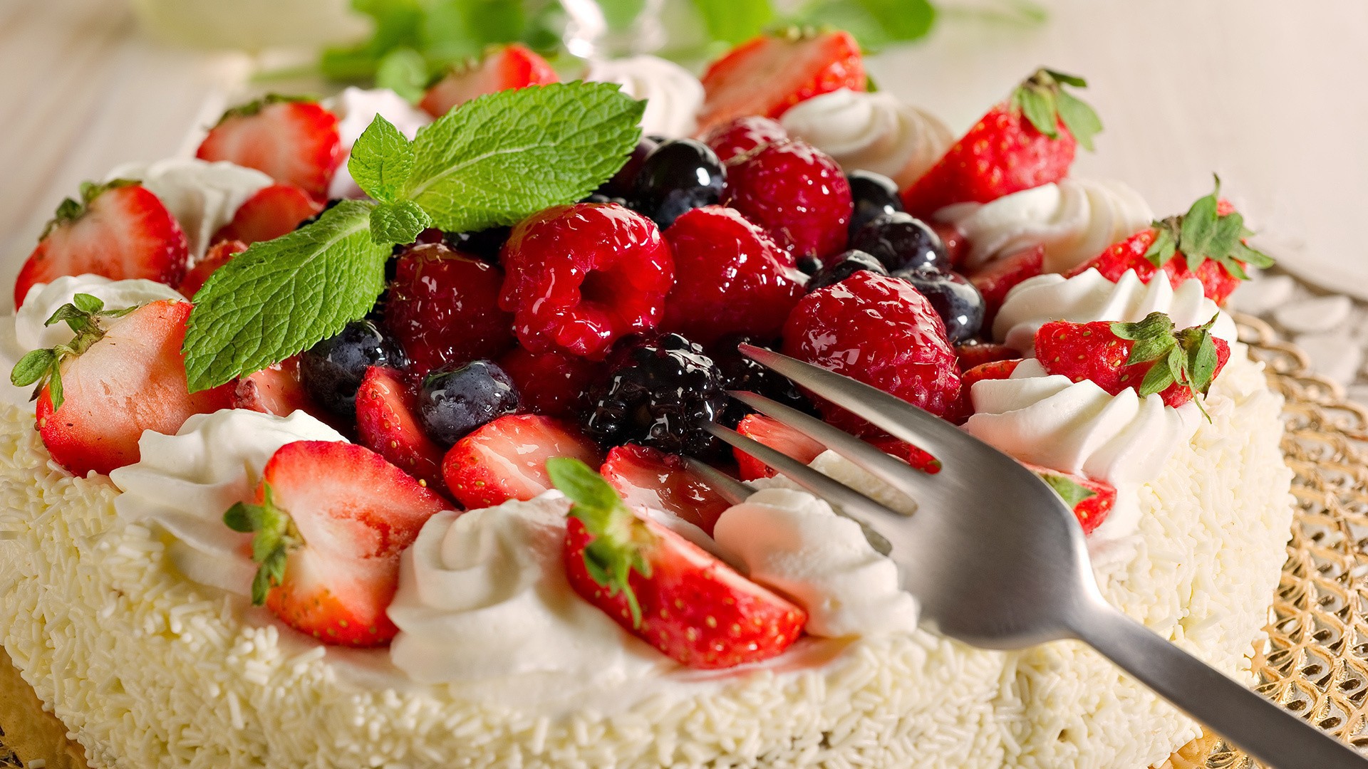 http://www.zastavki.com/pictures/originals/2013/Food___Cakes_and_Sweet_Berry_pie_043068_.jpg