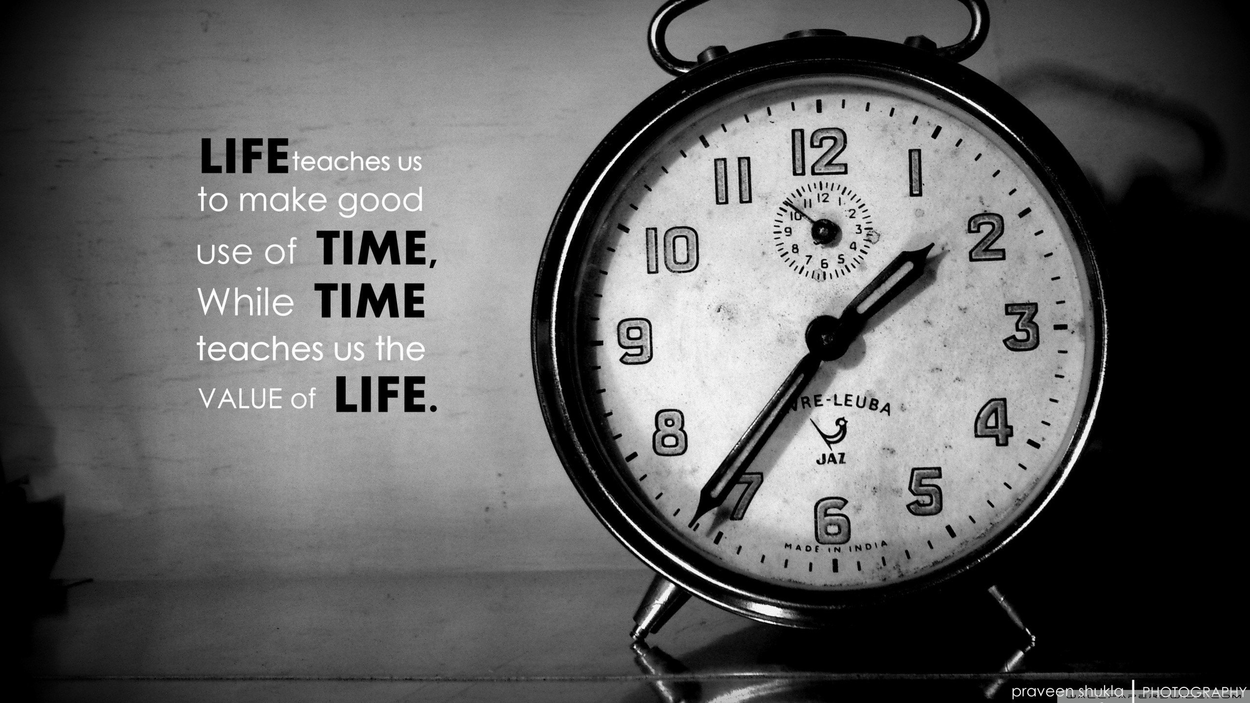 Life is a value. Часы. Обои на часы. Обои на рабочий стол цитаты. Часы фон.