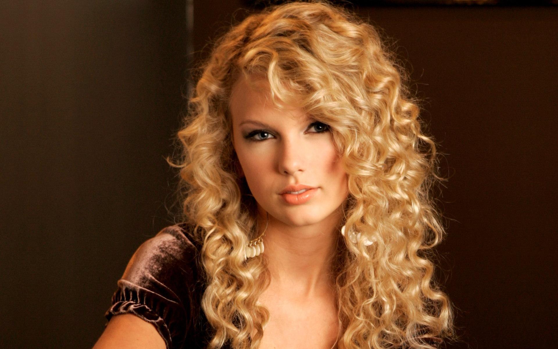 Taylor Swift Long Curly Hairstyle