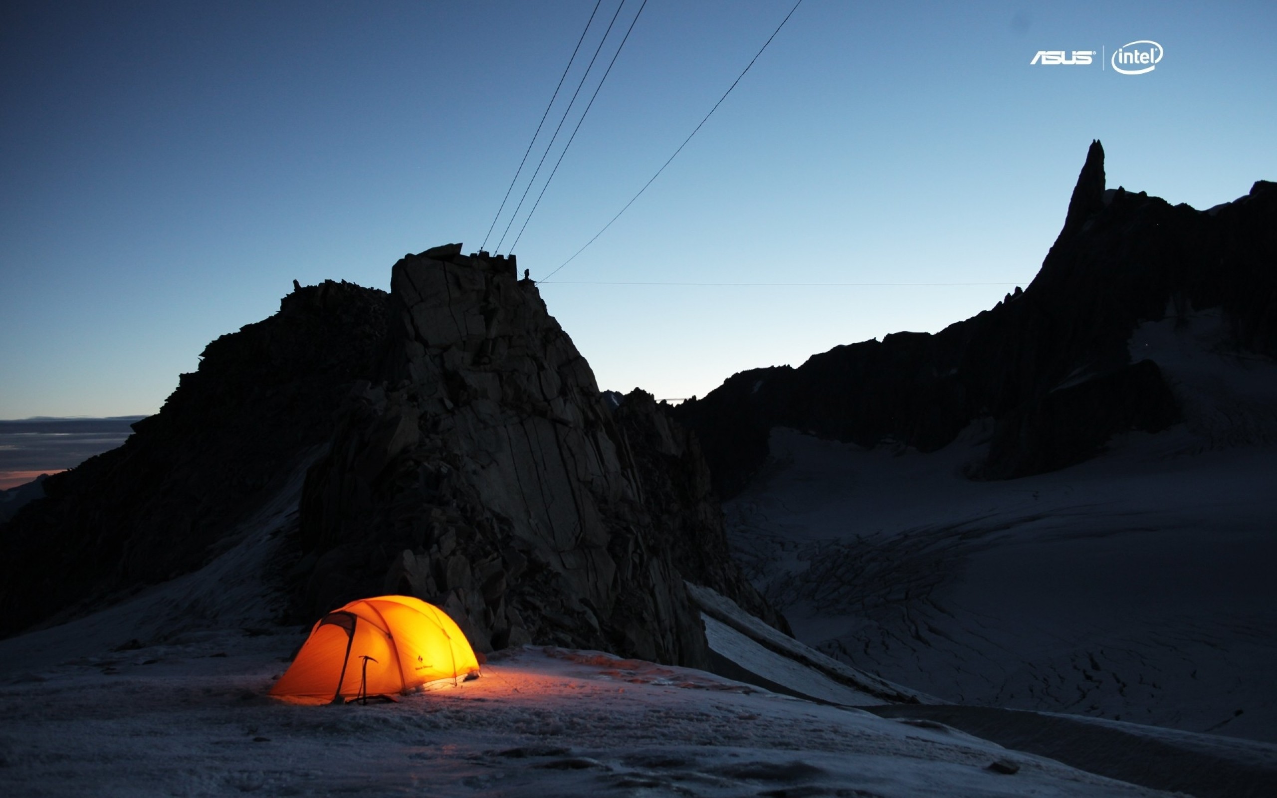 Windows 10 camp. Палатка в горах. Оранжевая палатка в горах. Вид из палатки. Палатка в горах ночью.