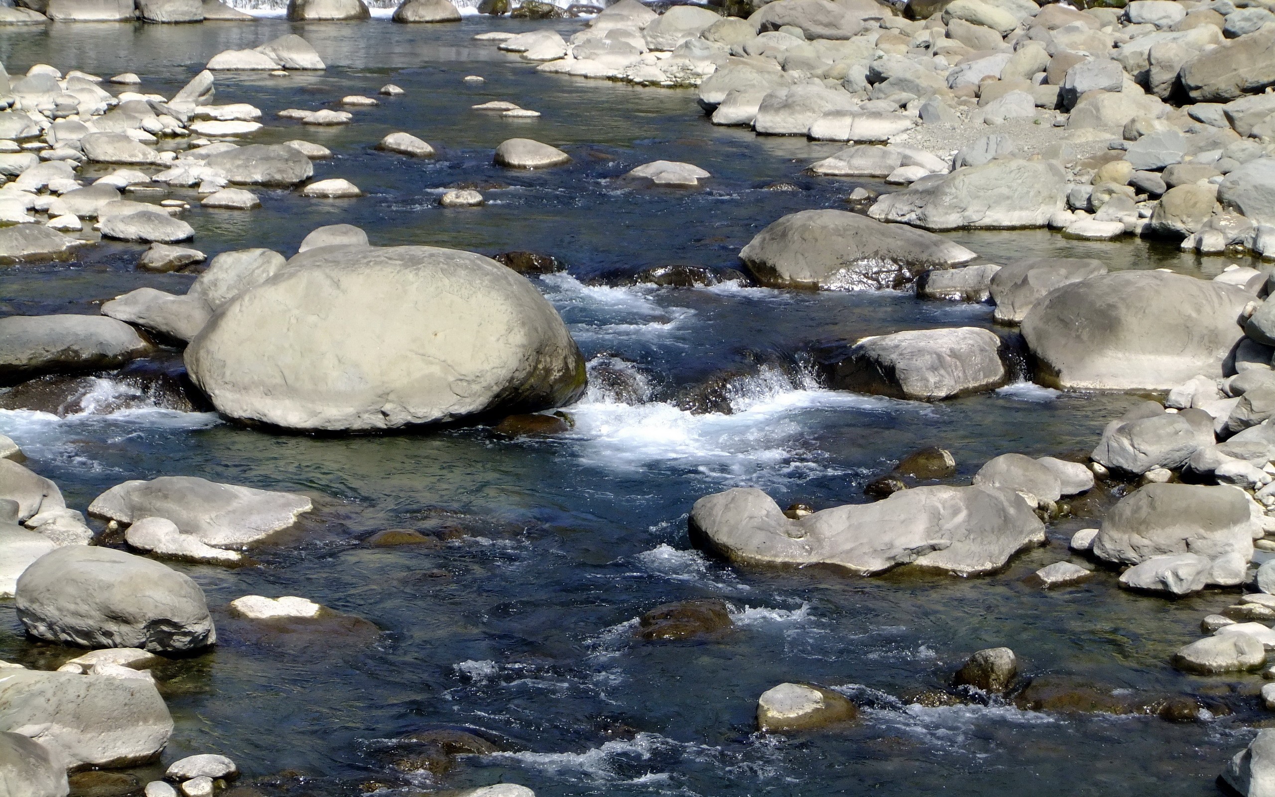 Каменистая река