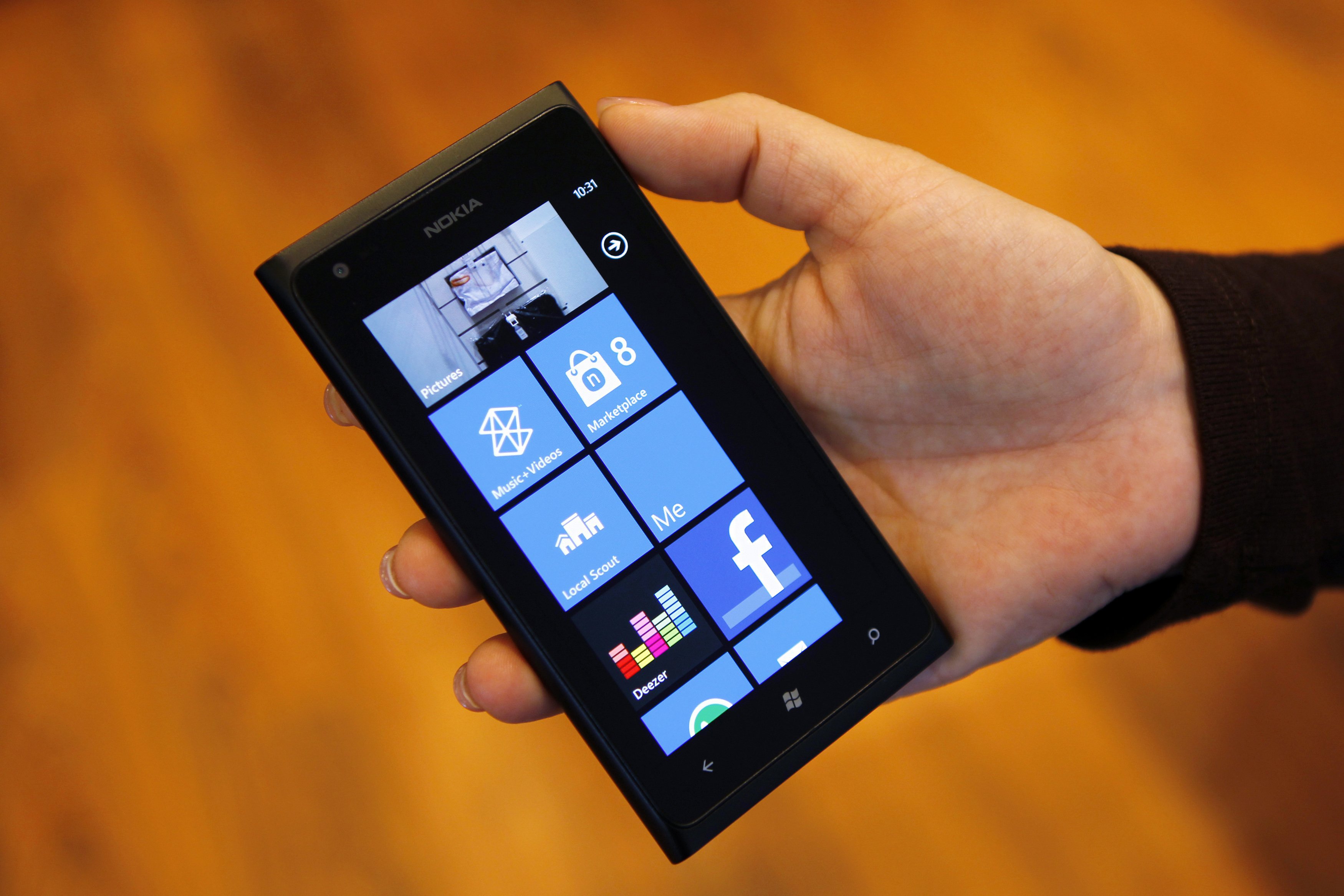 Телефоны нокиа люмия. Nokia Lumia 800. Нокиа люмия 800. Нокия люмия 800 чёрный. Телефон Lumia 800.