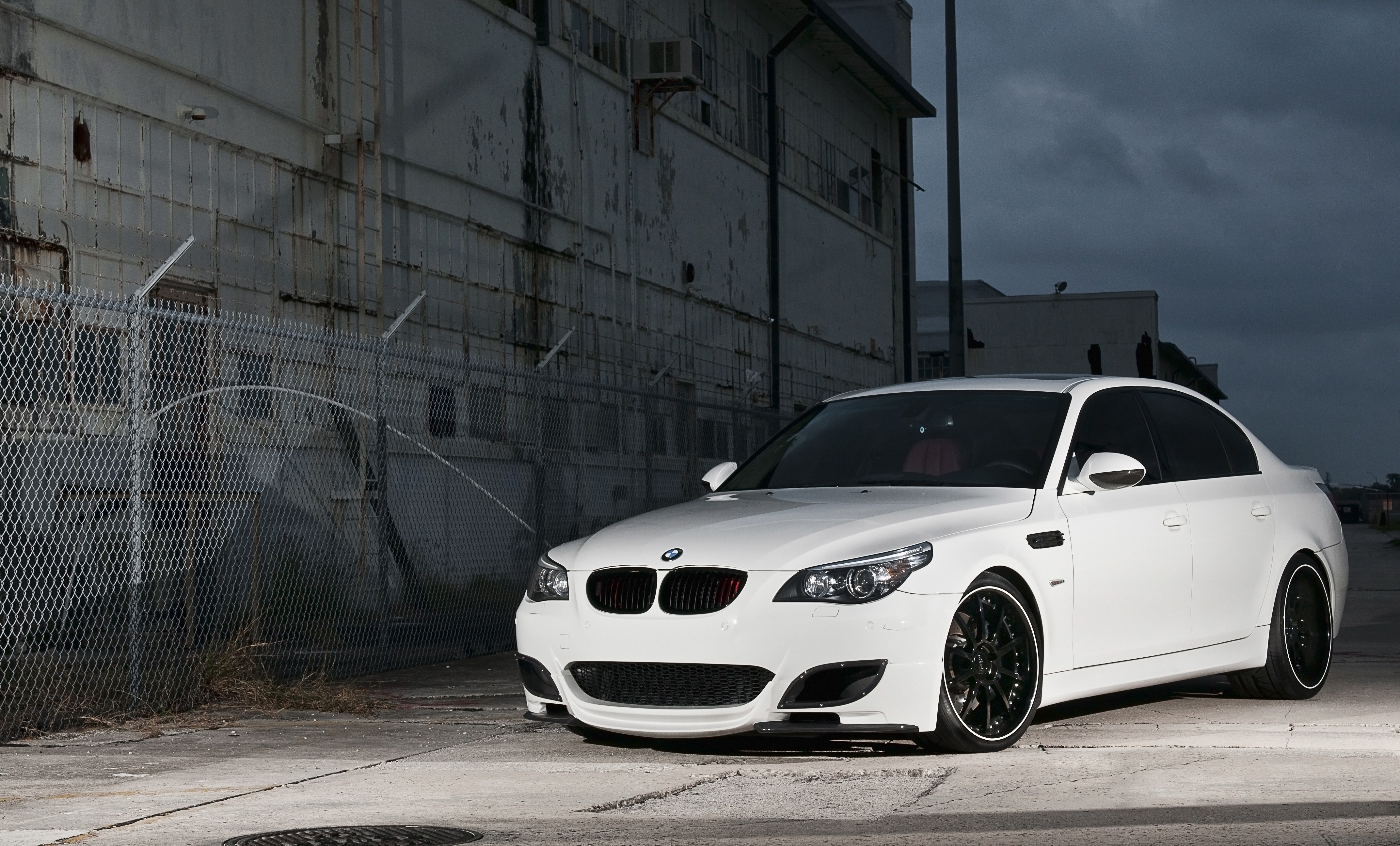 Телефон бмв е60. BMW m5 e60 White. BMW m5 e60 белая. BMW 5 e60 белая. BMW 5 e60 m5.