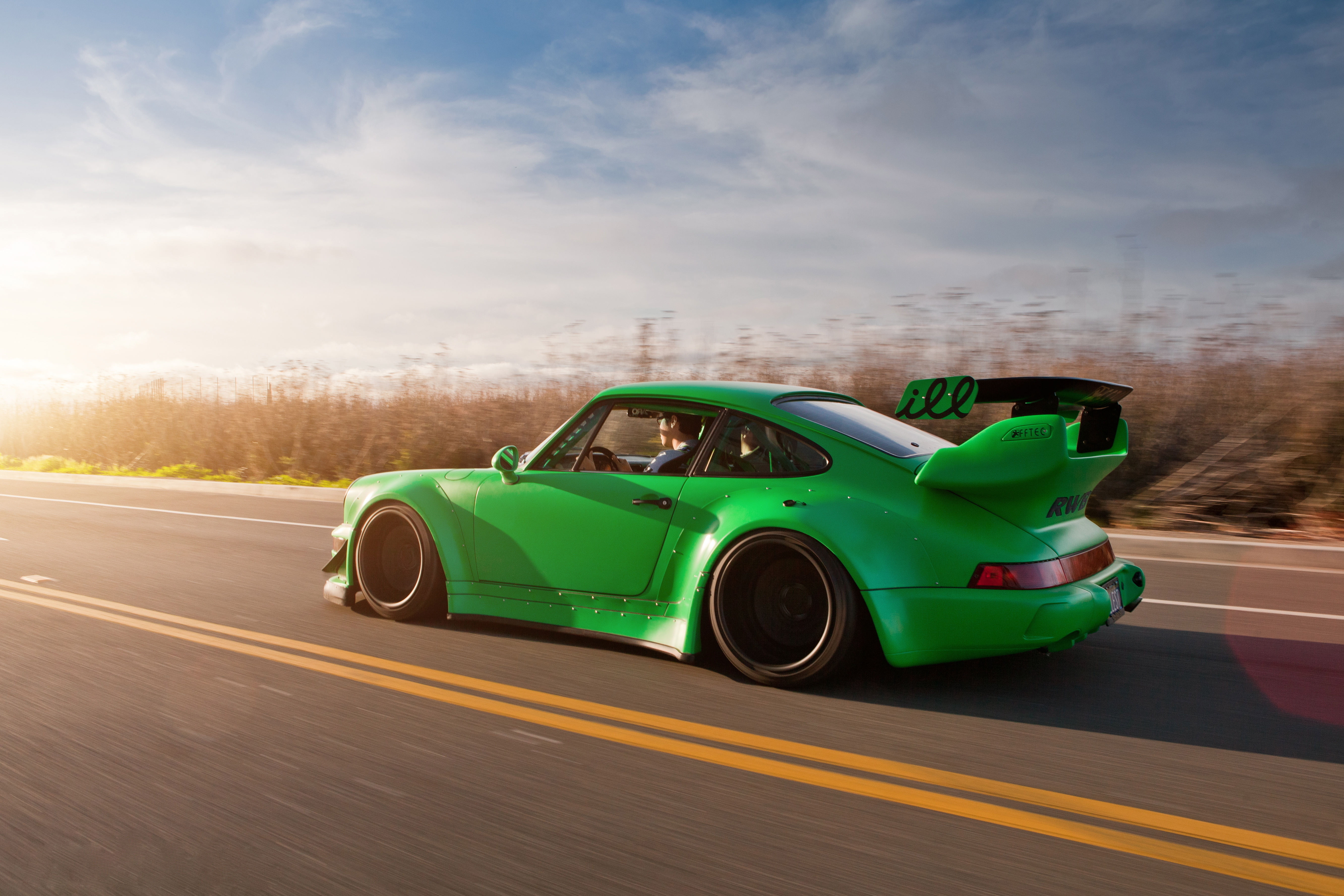 Рабочий плавно. Порше 911 RWB. Порше 911 RWB зеленый. Porsche 911 Carrera RWB. Порше 911 rauh Welt.