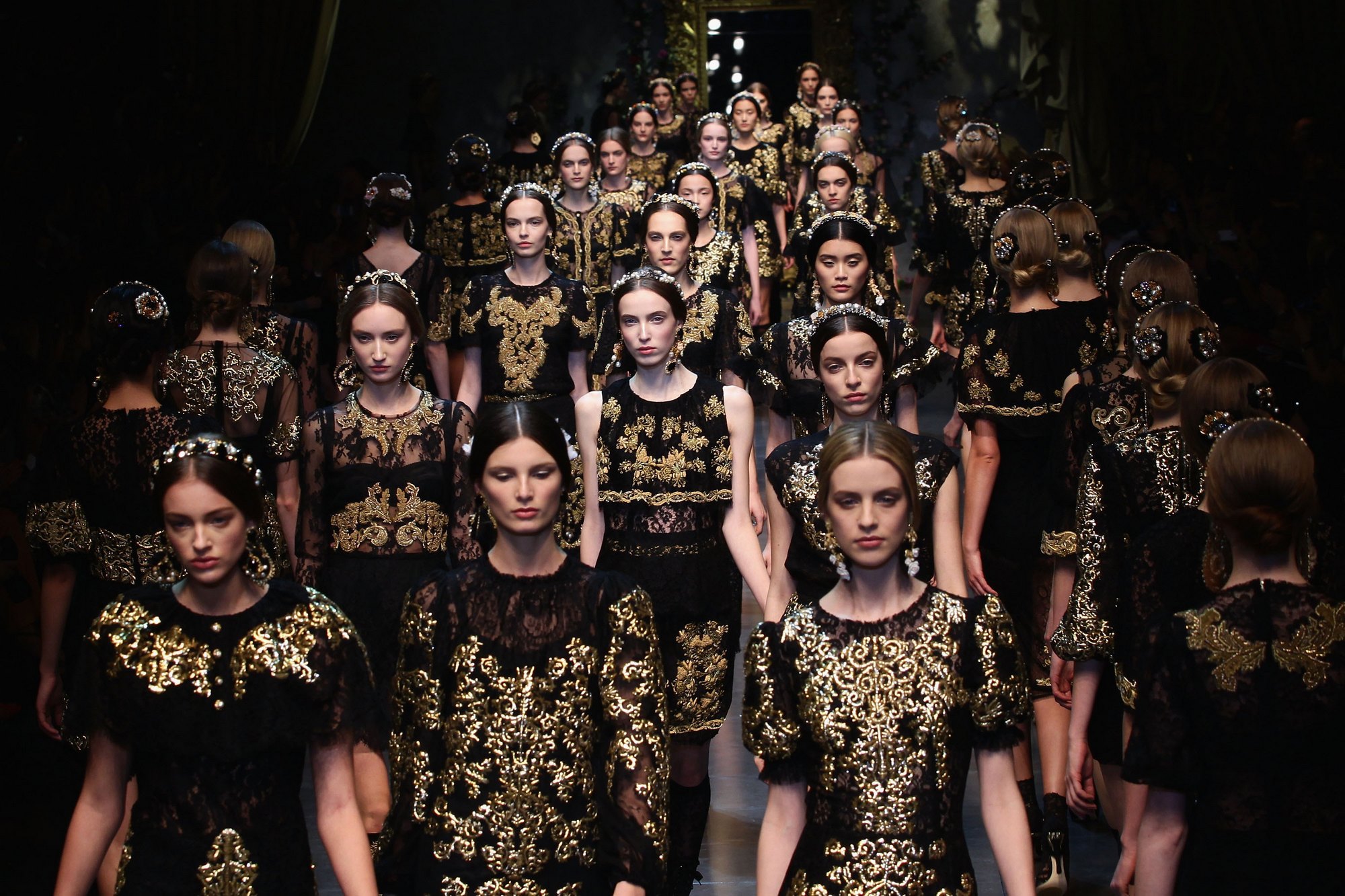 Песня dolce gabbana. Модный дом Дольче Габбана. Модный показ Дольче Габбана. Дольче Габбана 1995. Показ подиум Дольче Габбана.