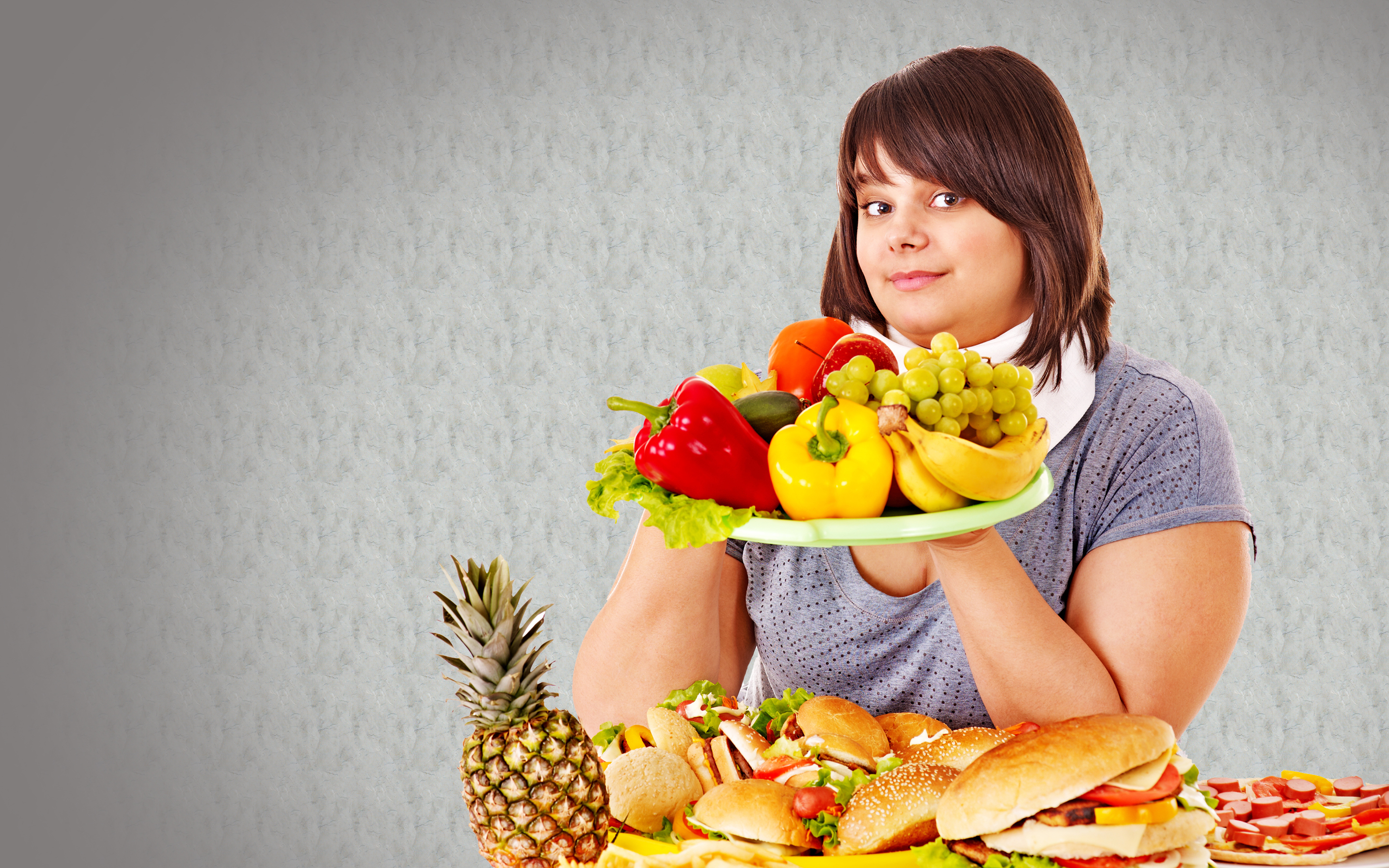 Девушка с овощами. Женщина с фруктами. Девушка с едой. Женщина ест овощи и фрукты. Полная женщина с едой.