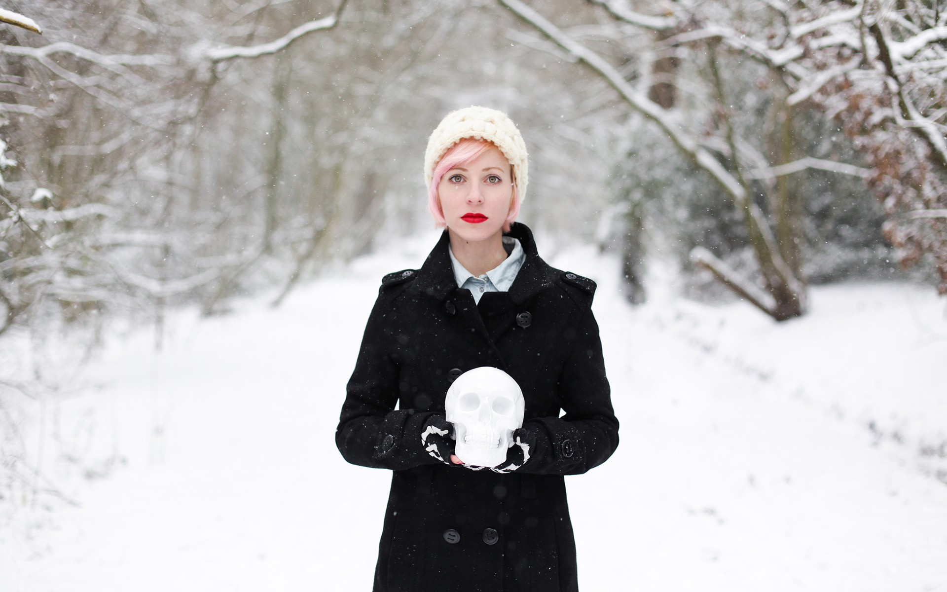http://www.zastavki.com/pictures/originals/2014/Girls___Models_The_girl_s_skull_made_of_snow_071401_.jpg
